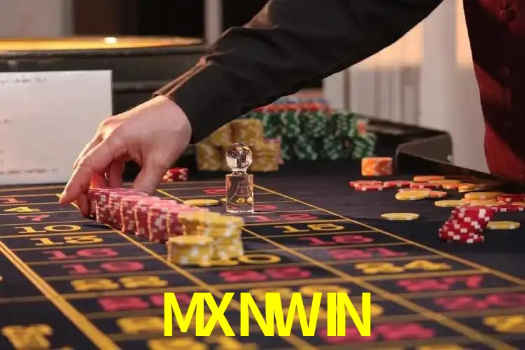Una escena digital vívida inspirada en casino con MXNWIN mostrado prominentemente, luces brillantes, fichas, cartas y acentos dorados.